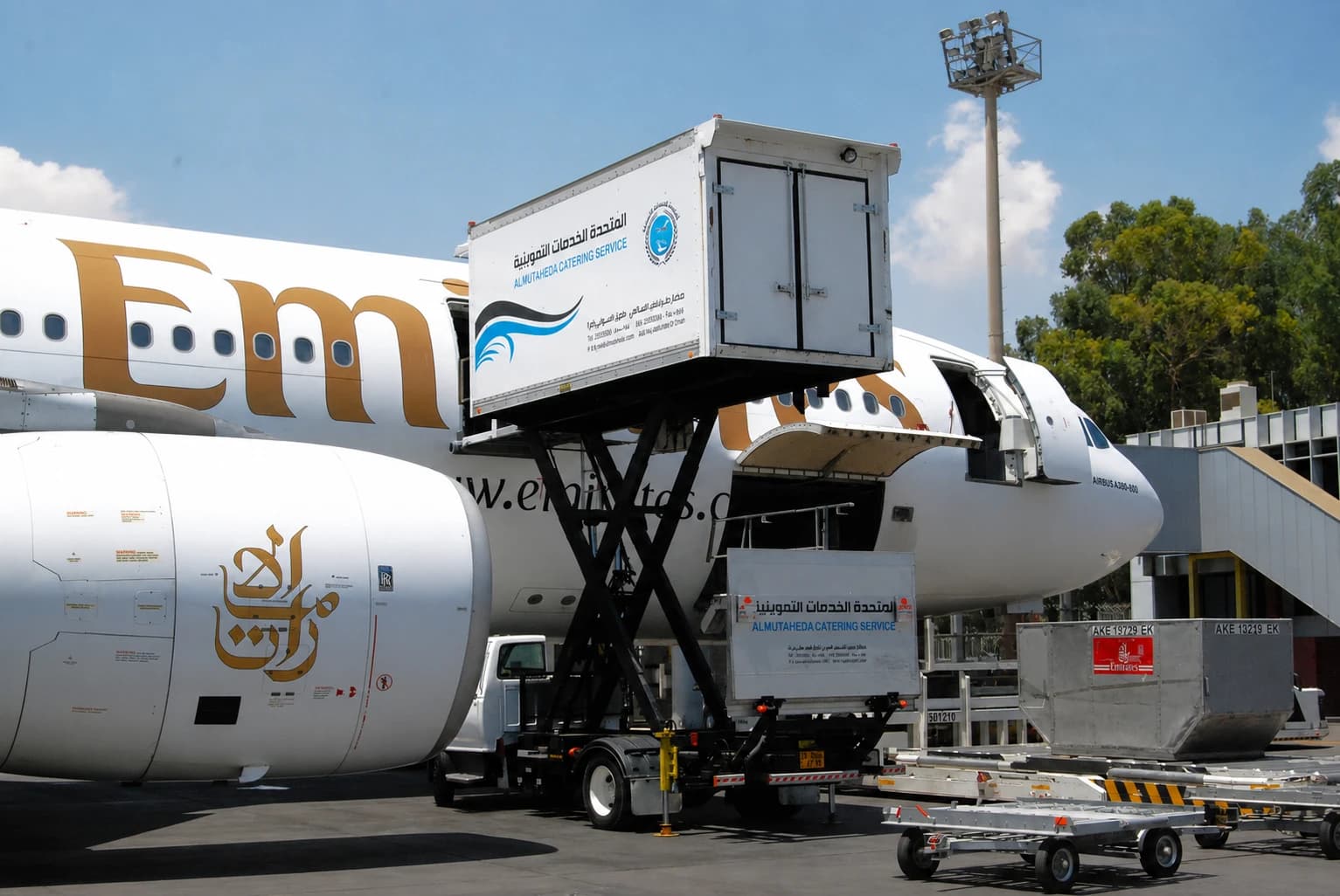 United catering truck servicing an Emirates aircraft